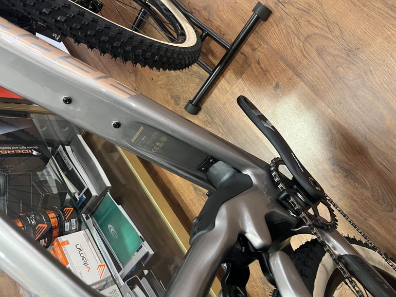 Used Berria Mako 2024 Mountainbike, Light Gray — image 4 of 5