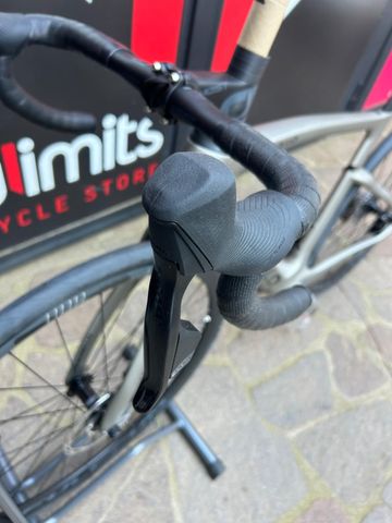 Used Pinarello Dogma F Disc 2023 Road & Gravel, Light Gray — image 4 of 15