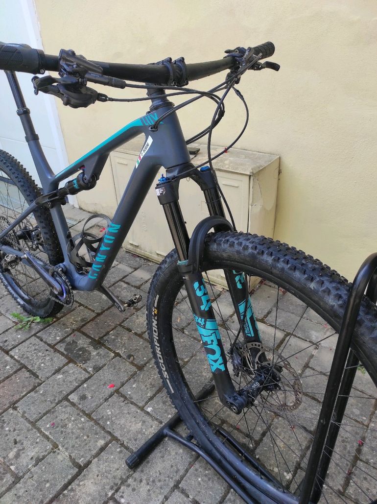 Used Canyon Lux Trail CF 7 2022 2022 Mountainbike, Hellgrau, 29 — image 2 of 6