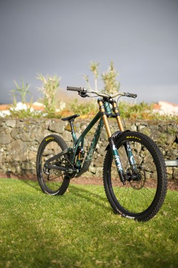 Commencal SUPREME DH V5 SIGNATURE AIR 2023 Mountainbike de segunda mano, Verde — imagen 2 de 3