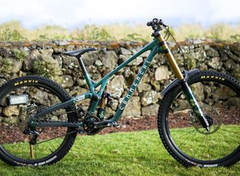 Commencal SUPREME DH V5 SIGNATURE AIR 2023 Mountainbike de segunda mano, Verde — imagen 1 de 3