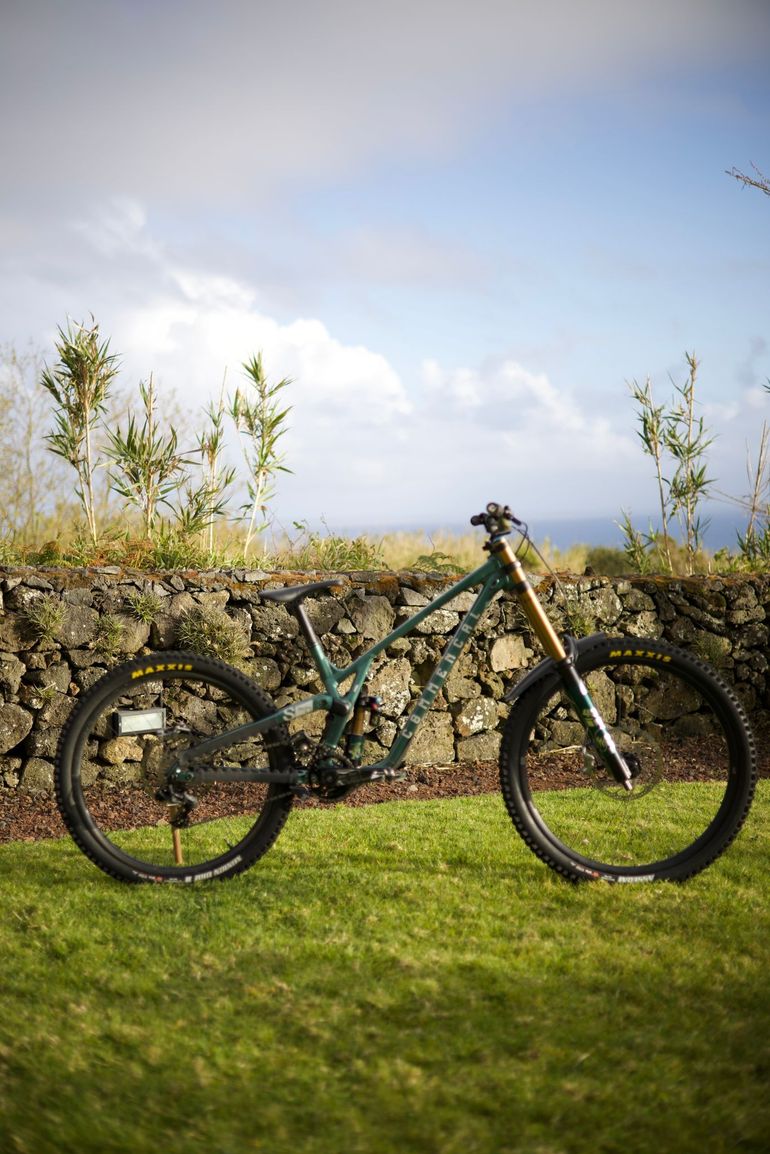 Commencal SUPREME DH V5 SIGNATURE AIR 2023 Mountainbike de segunda mano, Verde — imagen 3 de 3