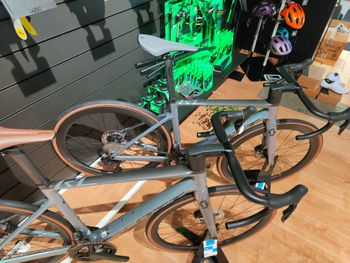 Used Scott Addict RC 15 2023 2023 Road & Gravel, Hellgrau — image 2 of 3