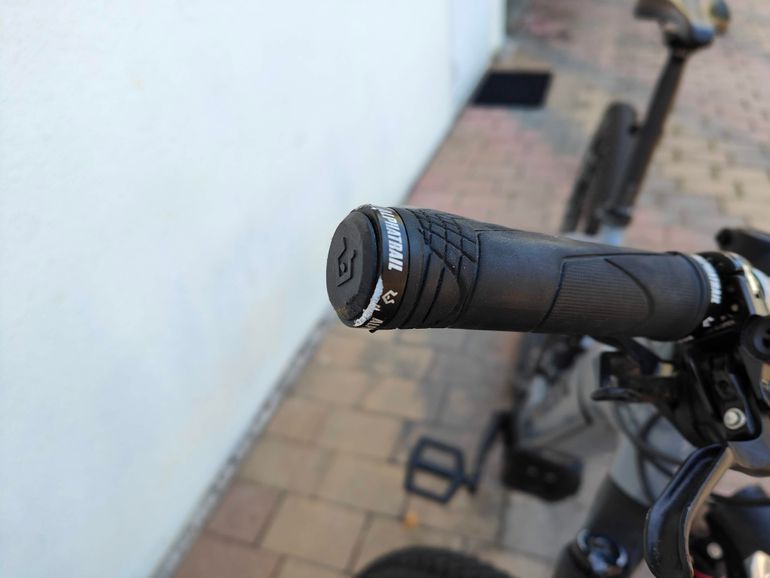 Used Trek Powerfly 7 2019 Mountainbike, Hellgrau — image 17 of 37