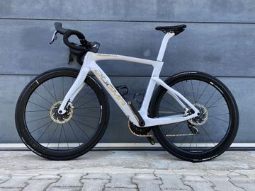 Pinarello Dogma F Crystal White 2024 Road & Gravel usato, Bianco — immagine 3 di 20