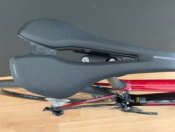 Used Giant Defy Advanced 2 2024 2024 Road & Gravel, Red — image 6 of 8