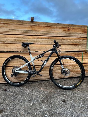 Used Canyon Lux World Cup CF 7 2024 2024 Mountainbike, Negro — image 2 of 6