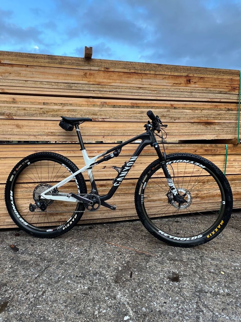 Used Canyon Lux World Cup CF 7 2024 2024 Mountainbike, Negro — image 2 of 6