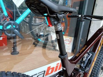 Trek Slash 9.8 2023 Mountainbike d'occasion — image 6 sur 7