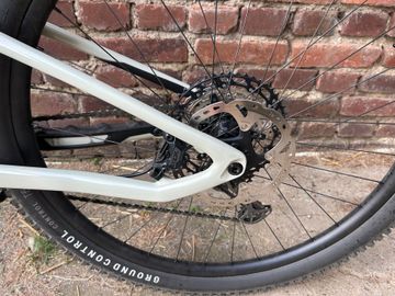 Used Specialized Stumpjumper Comp 2022 2022 Mountainbike, White, 29 — image 10 of 11