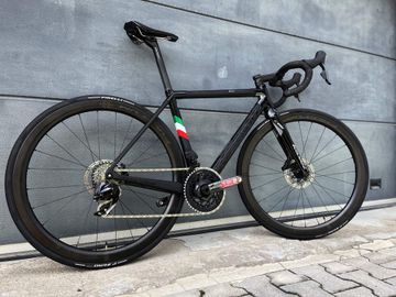 Colnago C64 Disc + SRAM Force AXS + Fulcrum Wind 420 2024 Road & Gravel d'occasion