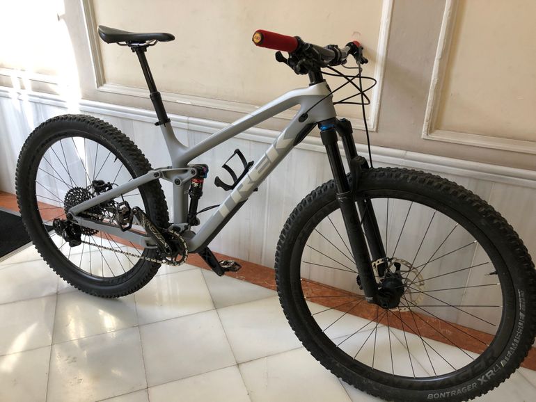Used Trek Fuel EX 9.8 29 2019 2019 Mountainbike, Gris claro — image 8 of 11