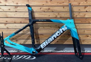 Used Bianchi Oltre XR4 Frameset Frameset 2023 Road & Gravel, Green — image 1 of 5