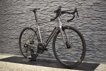 Used Bianchi SPECIALISSIMA COMP 105 Di2 2025 Road & Gravel, Light Gray — image 2 of 9