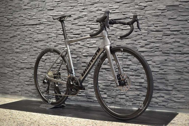 Used Bianchi SPECIALISSIMA COMP 105 Di2 2025 Road & Gravel, Light Gray — image 2 of 9