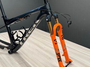 Used Trek Supercaliber Frameset 2022 Mountainbike, Black — image 2 of 5