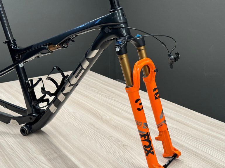 Used Trek Supercaliber Frameset 2022 Mountainbike, Black — image 2 of 5
