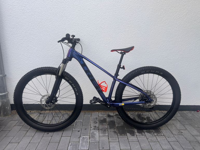Used Trek Roscoe 6 2023 2023 Mountainbike, Purple, 27.5 — image 1 of 12