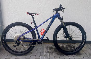 Used Trek Roscoe 6 2023 2023 Mountainbike, Purple, 27.5 — image 2 of 12