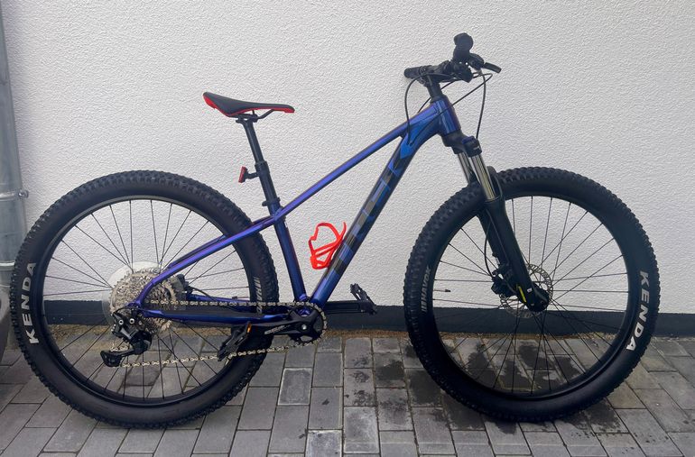 Used Trek Roscoe 6 2023 2023 Mountainbike, Purple, 27.5 — image 2 of 12