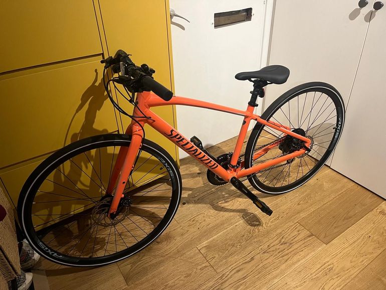 Used Specialized Sirrus 2.0 2021 Mountainbike, Red — image 1 of 6