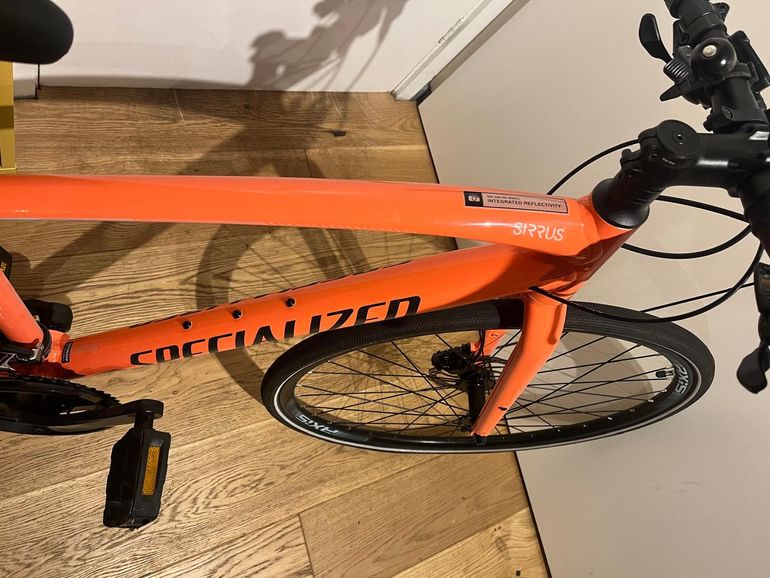 Used Specialized Sirrus 2.0 2021 Mountainbike, Red — image 4 of 6