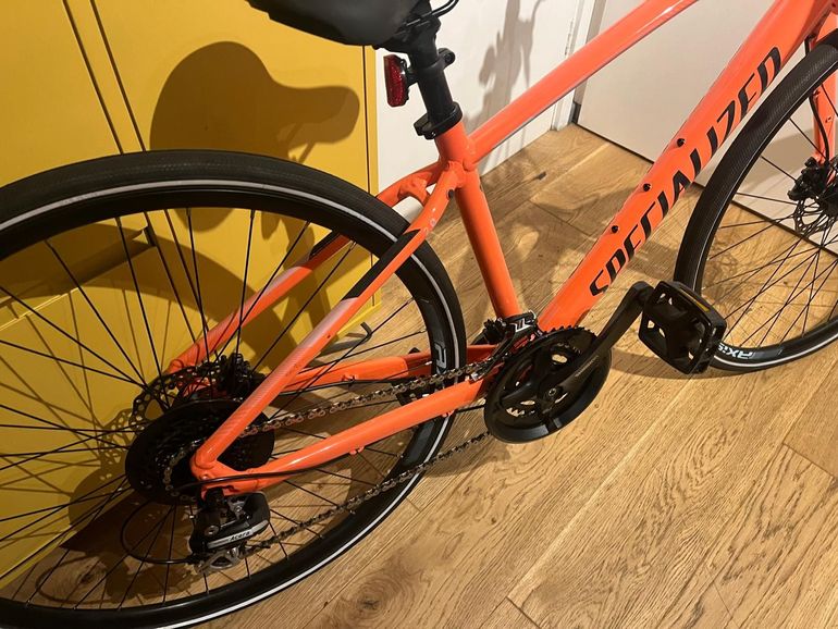 Used Specialized Sirrus 2.0 2021 Mountainbike, Red — image 3 of 6