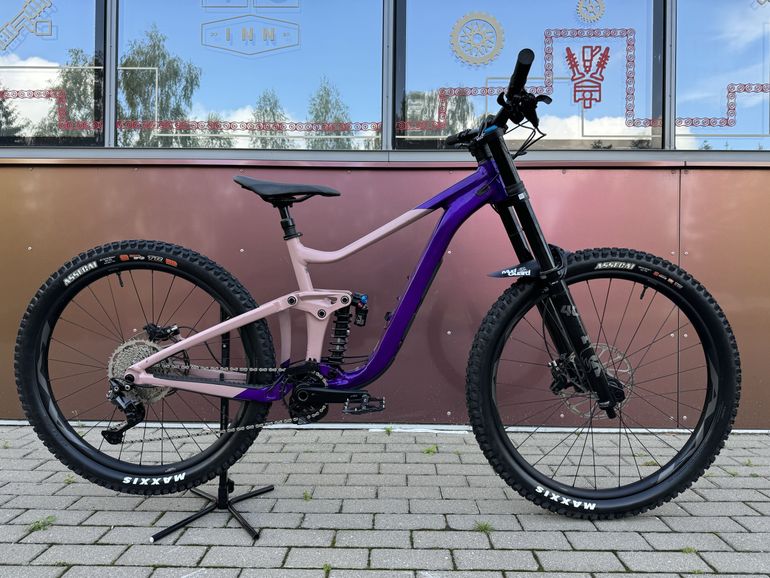 Used Giant Reign SX 2023 2023 Mountainbike, Violett, 27.5 — image 1 of 20