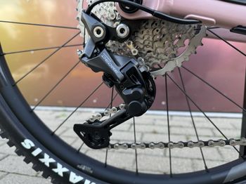 Used Giant Reign SX 2023 2023 Mountainbike, Violett, 27.5 — image 10 of 20
