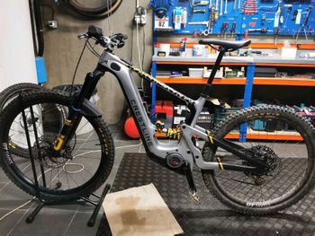 Used Crestline RS180 Silver Edition 2024 Mountainbike, Light Gray, Mixed — image 1 of 8