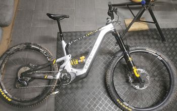 Used Crestline RS180 Silver Edition 2024 Mountainbike, Light Gray, Mixed — image 2 of 8