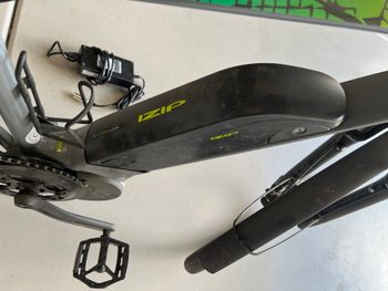 Used IZIP E3 Dash e-bike 2019 Road & Gravel, Black — image 5 of 10