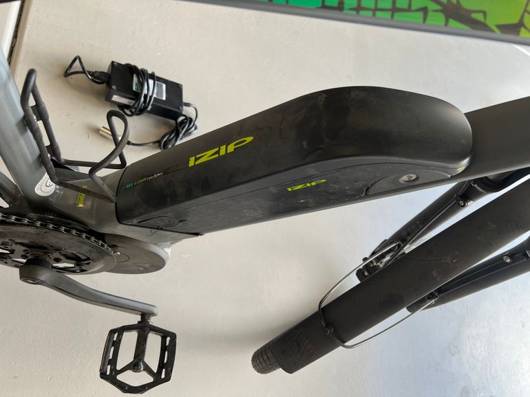 Used IZIP E3 Dash e-bike 2019 Road & Gravel, Black — image 5 of 10