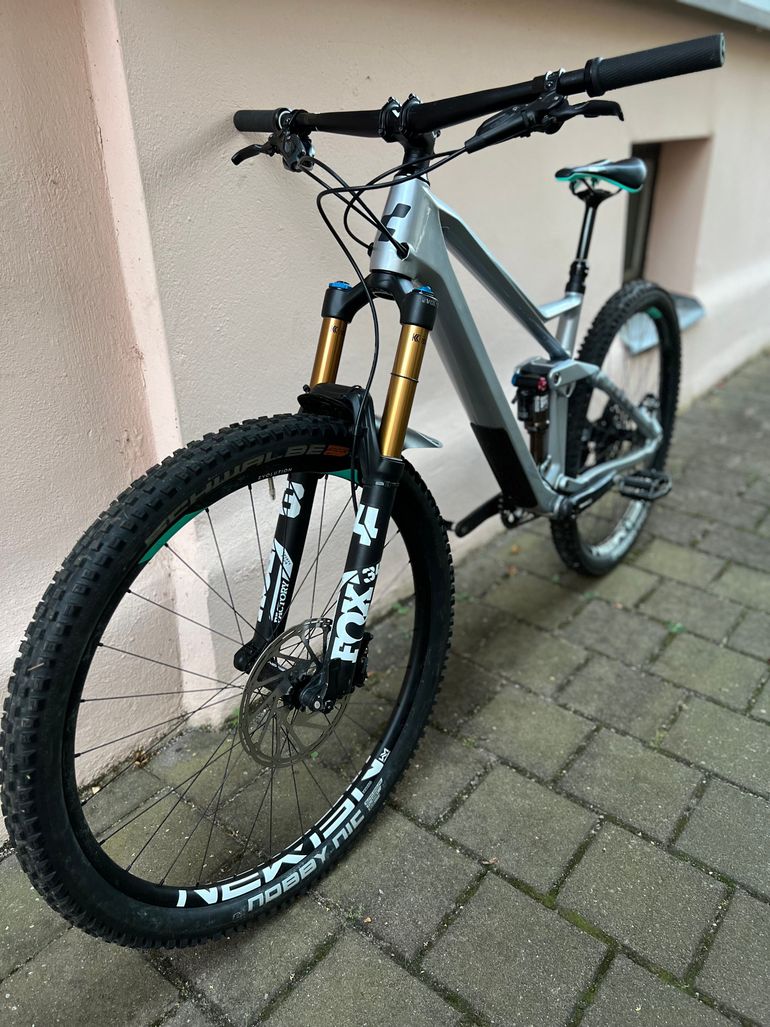 Used CUBE STING WS 140 HPC SL 2021 2021 Mountainbike, Grigio chiaro — image 2 of 10
