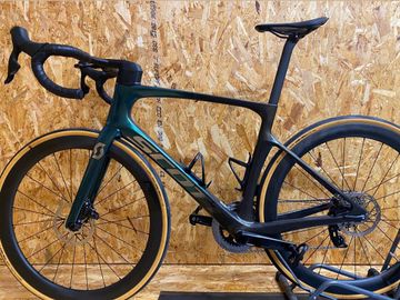 Used Scott Foil RC 20 2022 2022 Road & Gravel, Green — image 1 of 7