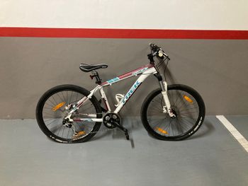 Used Trek 6300 2011 2011 Mountainbike, White, 26 — image 1 of 5