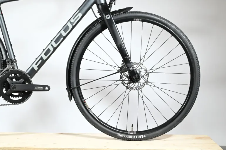 Used Focus ATLAS 6.7 EQP 2023 Road & Gravel, Light Gray — image 3 of 6