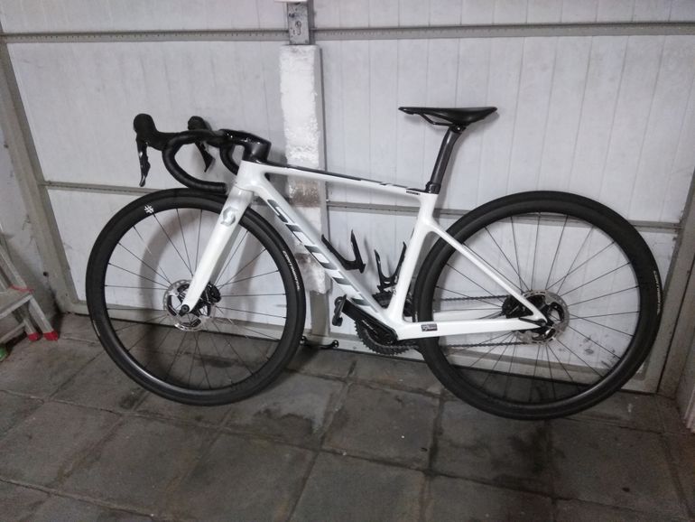 Used Scott SCOTT Addict RC 15 2021 Road & Gravel — image 1 of 8