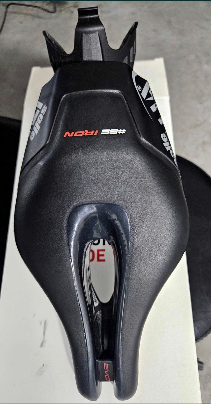 Tweedehands Selle Italia iron evo 2024 Saddles & Seatposts