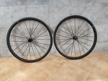 Mavic Ksyrium Pro Carbon UST Disc Road Wheelset - Black / 12mm Front - 142x12mm Rear / Shimano / Pair / 10-11 Speed / Clincher / 700c Wheels d'occasion