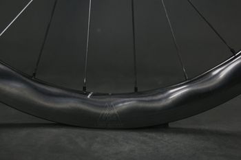Used Light Bicycle AR465 Flyweight DT SWISS 240 Carbon Laufradsatz 2023 bike — image 4 of 7