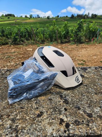 Used 100% Altis Helmet 2025 bike — image 3 of 5