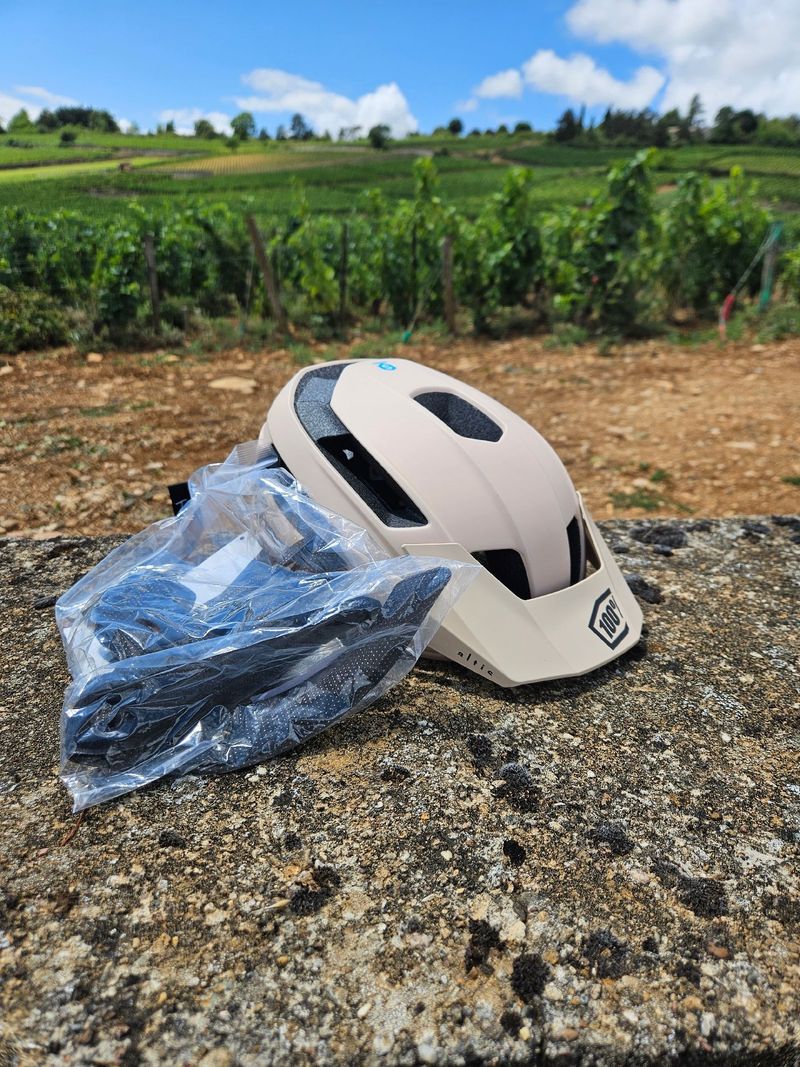 Used 100% Altis Helmet 2025 bike — image 3 of 5