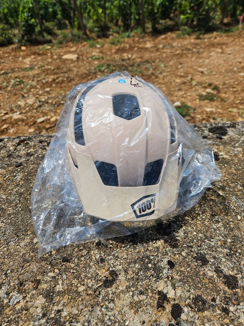 Used 100% Altis Helmet 2025 bike — image 5 of 5