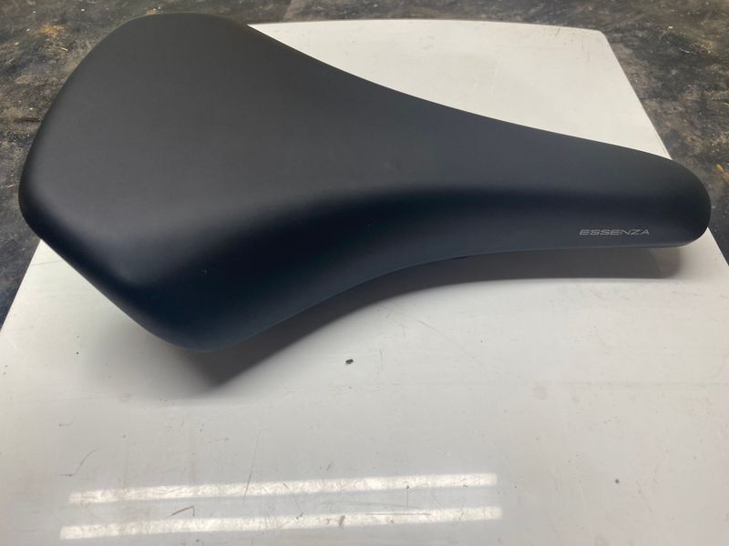Käytetty Selle Royal Essenza Saddles & Seatposts