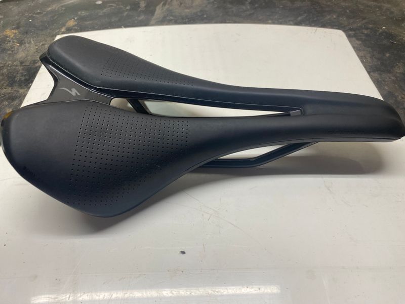 Käytetty Specialized Romin EVO Saddles & Seatposts