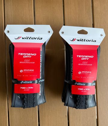 Käytetty Vittoria Terreno Dry 700x33c CX Endurance Tyres & Tubes