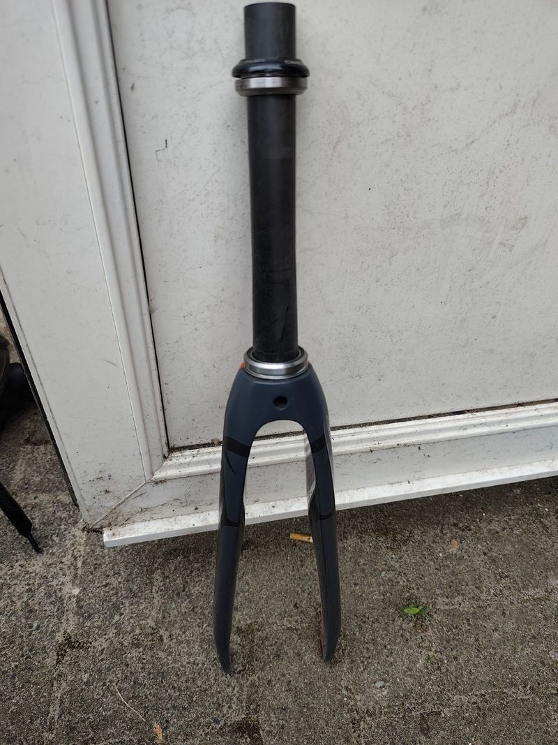 Used Airbone full carbon misteal Fork