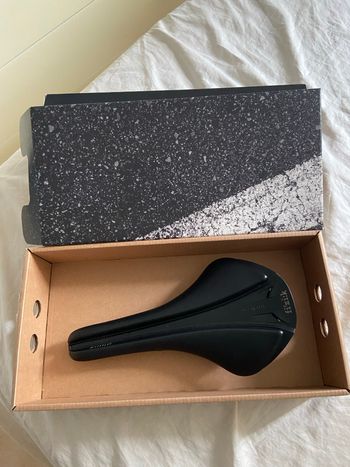 Used Fizik antares R3 versus evo 2024 bike — image 4 of 6