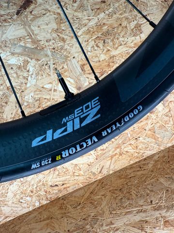 Used Zipp 303SW 2025 bike — image 7 of 7